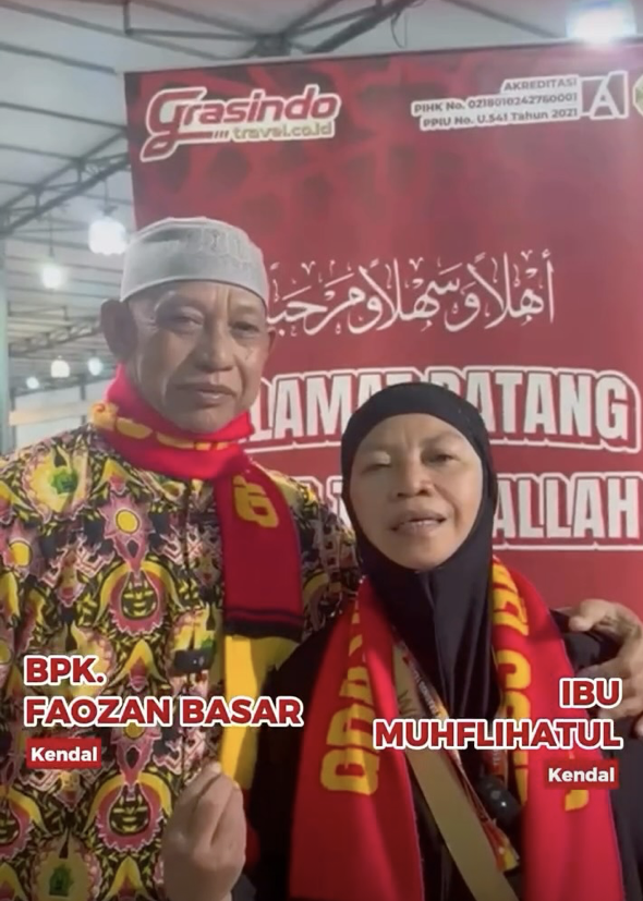 Bapak Faozan Basar dan Ibu Muhflihatul - Umrah kloter 209