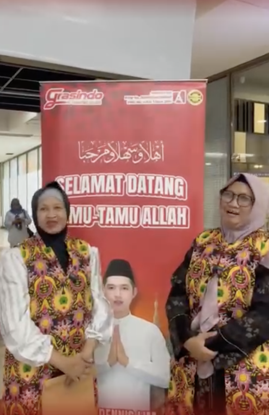 Ibu Heni Maryam dan Ibu Ida Maryani — Jakarta - Umrah Kloter 221